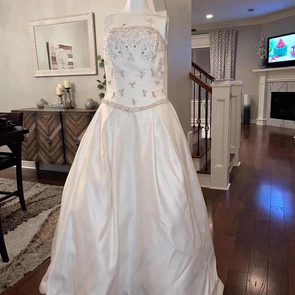 Wedding dress with built in bustle and matching wrap.  Off white, US Size 8 - Picture 15 of 16
